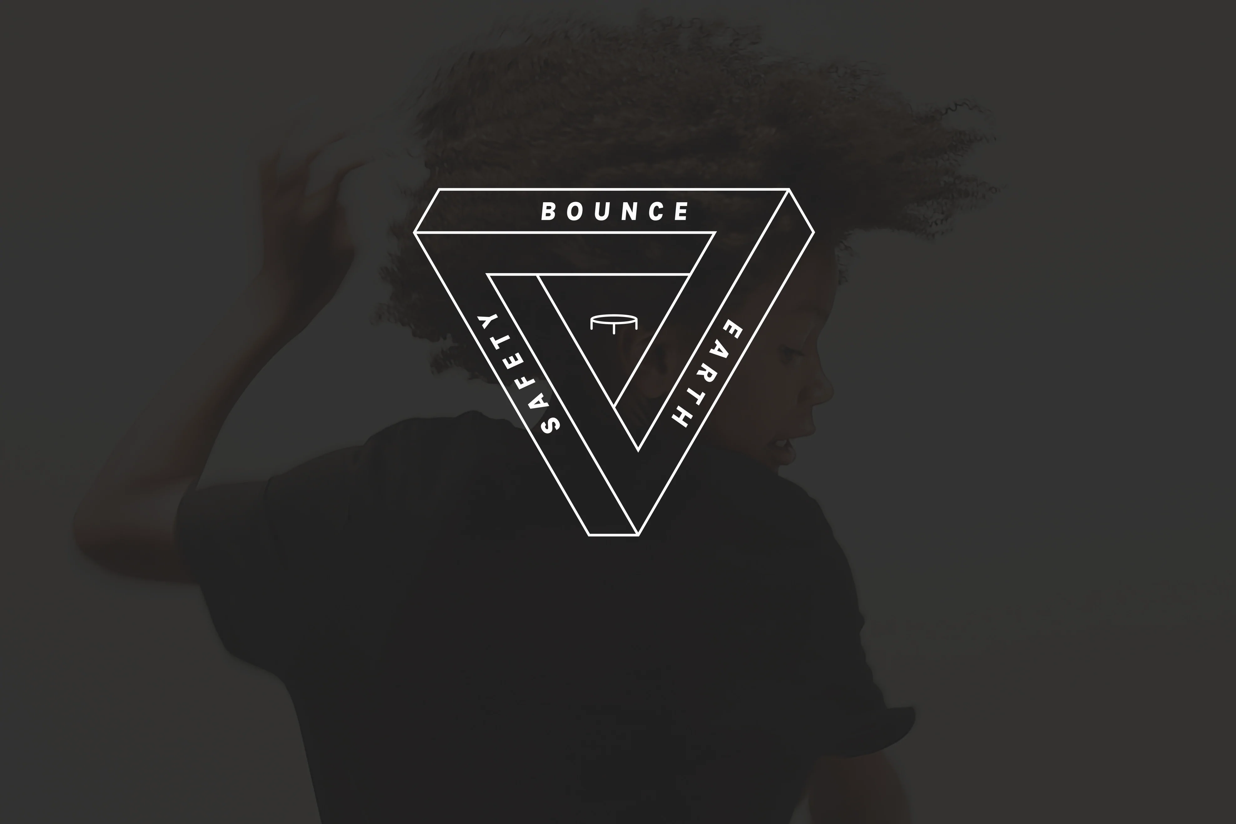 En vit skylt med texten Bounce – Safety – Earth mot svart bakgrund