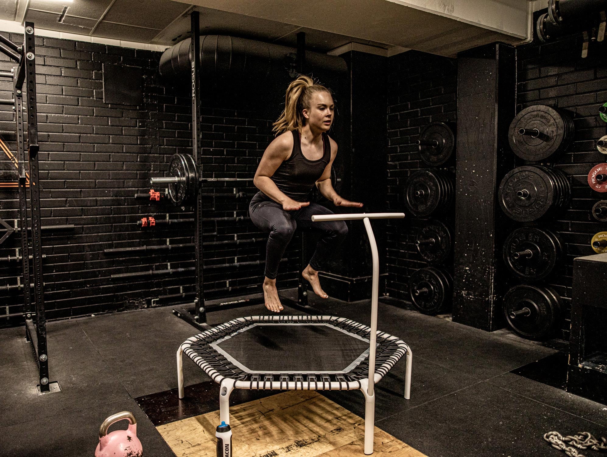 Hoppande på en FIT studsmatta
