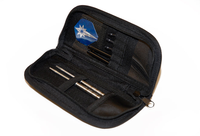 ACON Darts Wallet -fodral öppet i sin förpackning med vit bakgrund