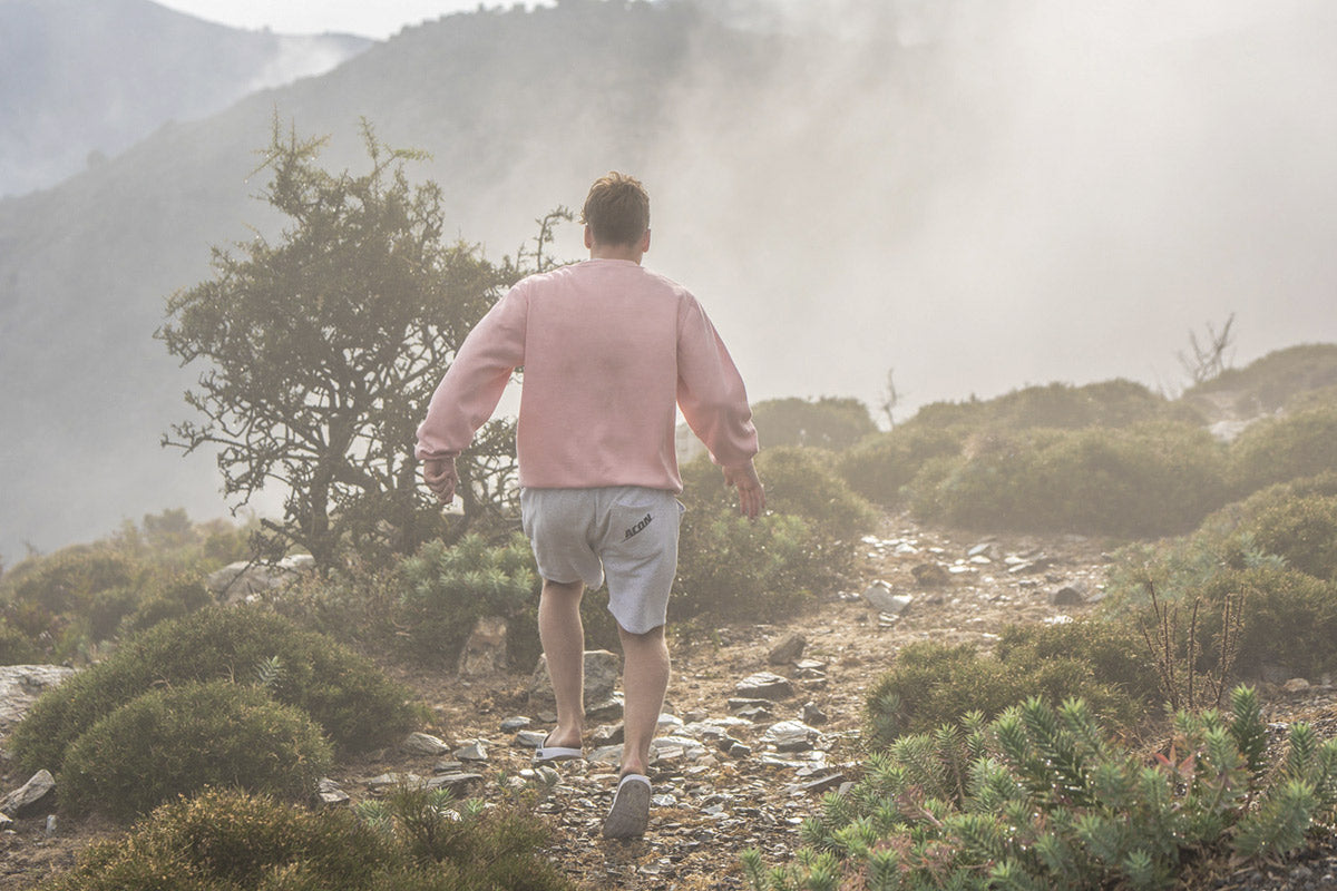 En kille i ACON Shorts i en skogsvy