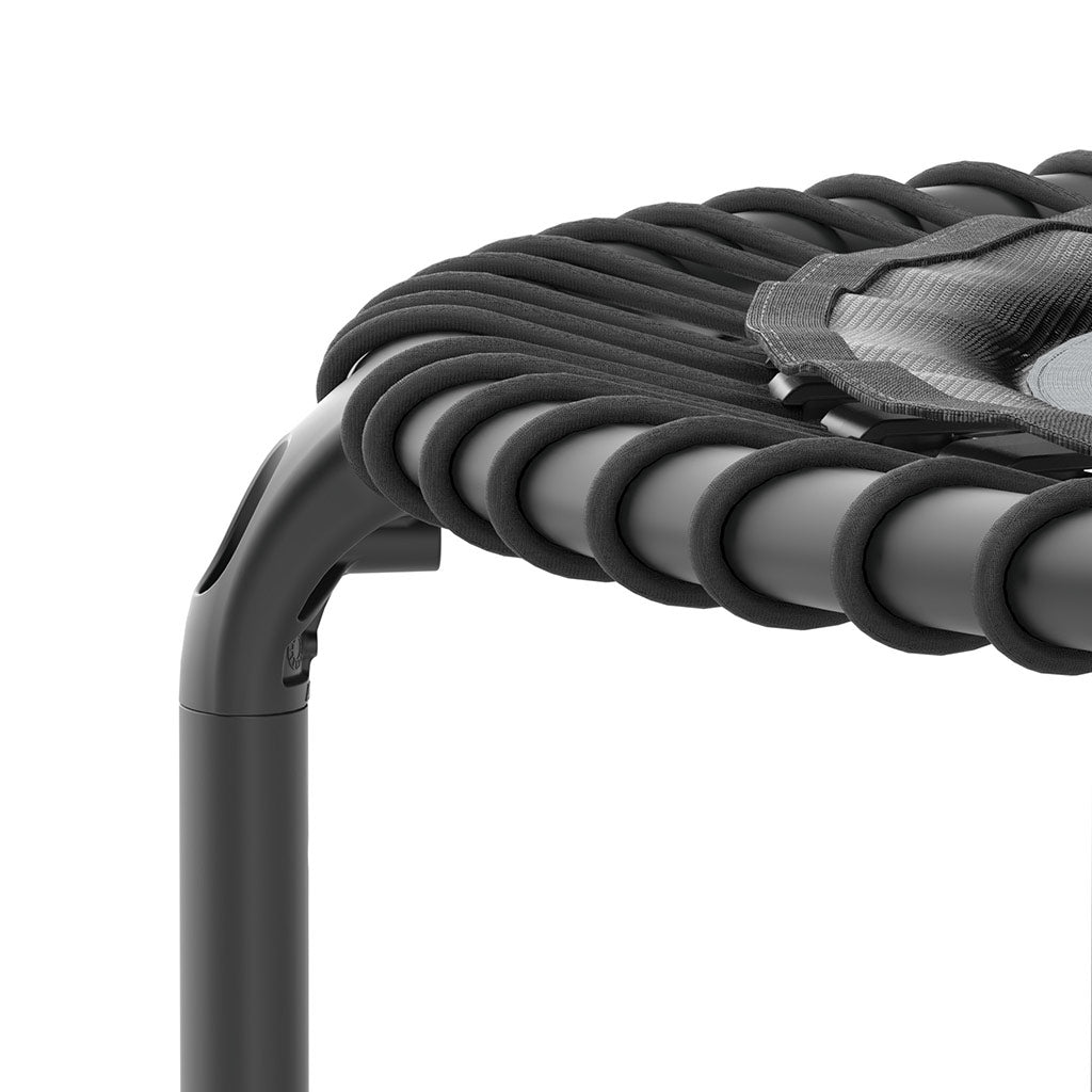 Närbild av svarta bungee cords på ACON FIT 1,12m rund studsmatta.
