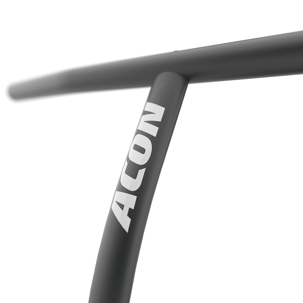 Närbild av ACON-logotypen på svart handtag för ACON FIT Trampolin