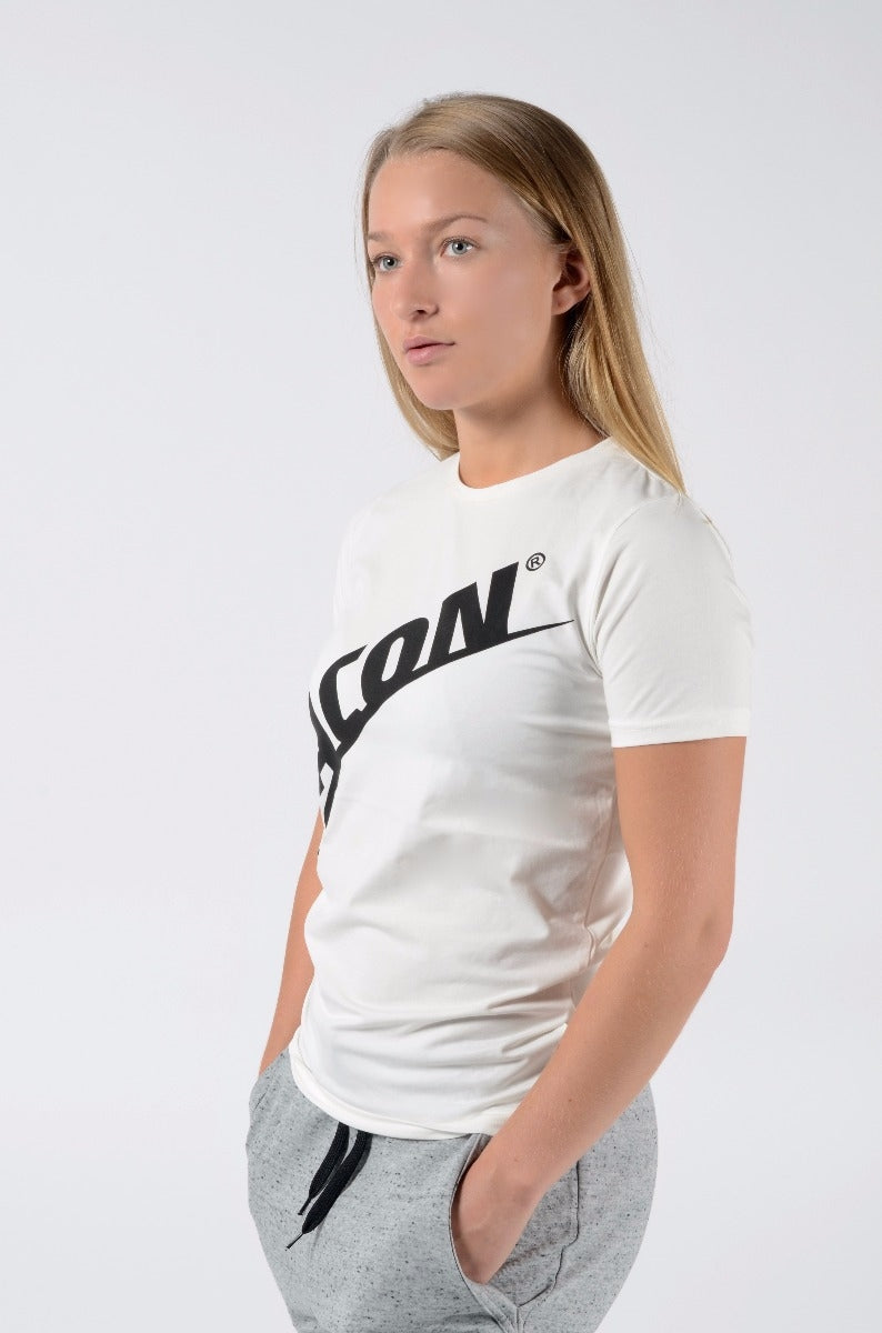 ACON T-shirt Regular, vit - på en flicka