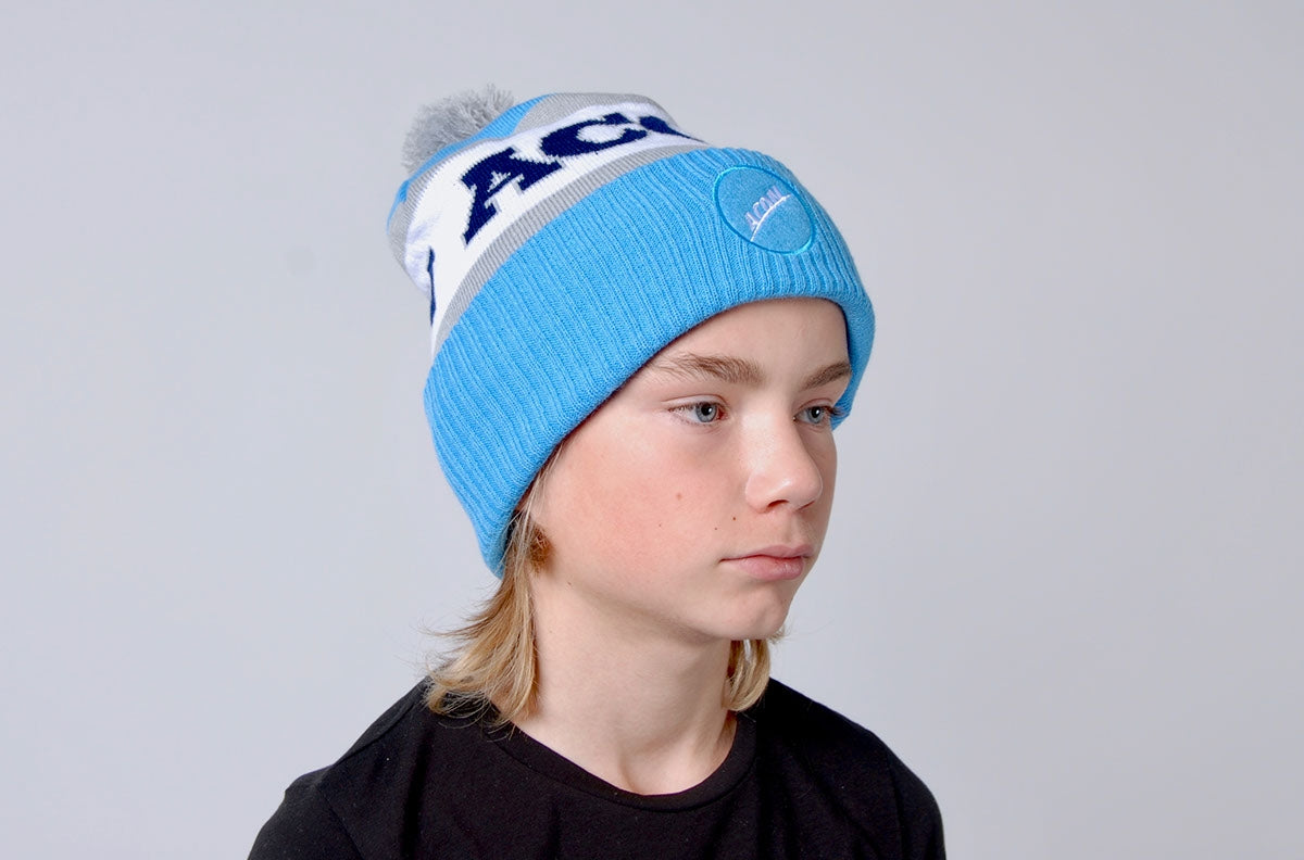 Ett barn med ACON Hockey Beanie - framifrån