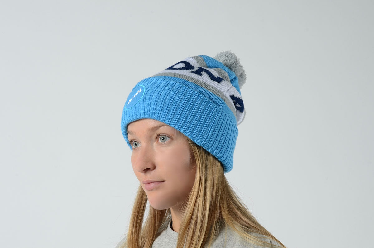 En flicka med ACON Hockey Beanie