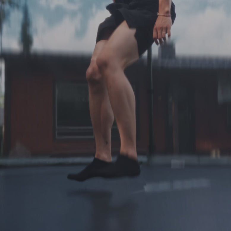 En man hoppar på en rund Acon Trampolin.
