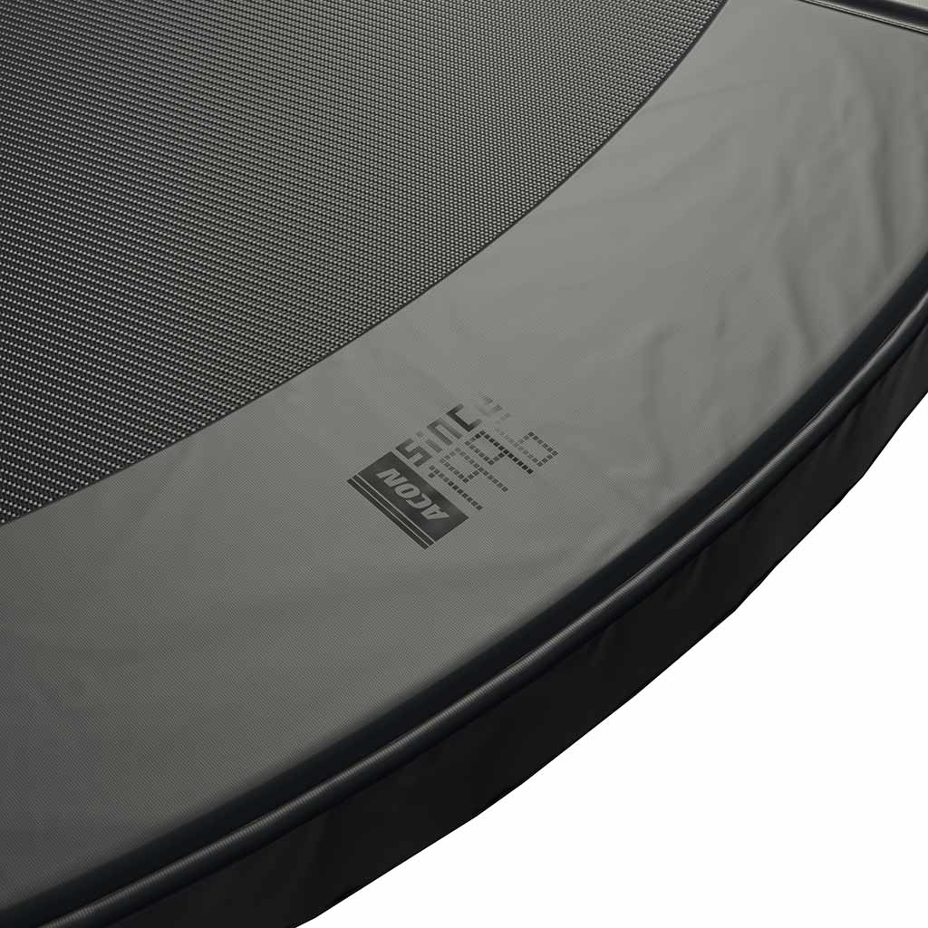 ACON Air 4,3m svart studsmatta Säkerhetsdynans detalj, ACON Since 1996-logotyp.