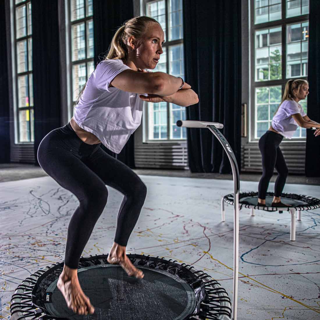 Kvinnor som tränar studsmatta på en vit ACON FIT 1,12m studsmatta.