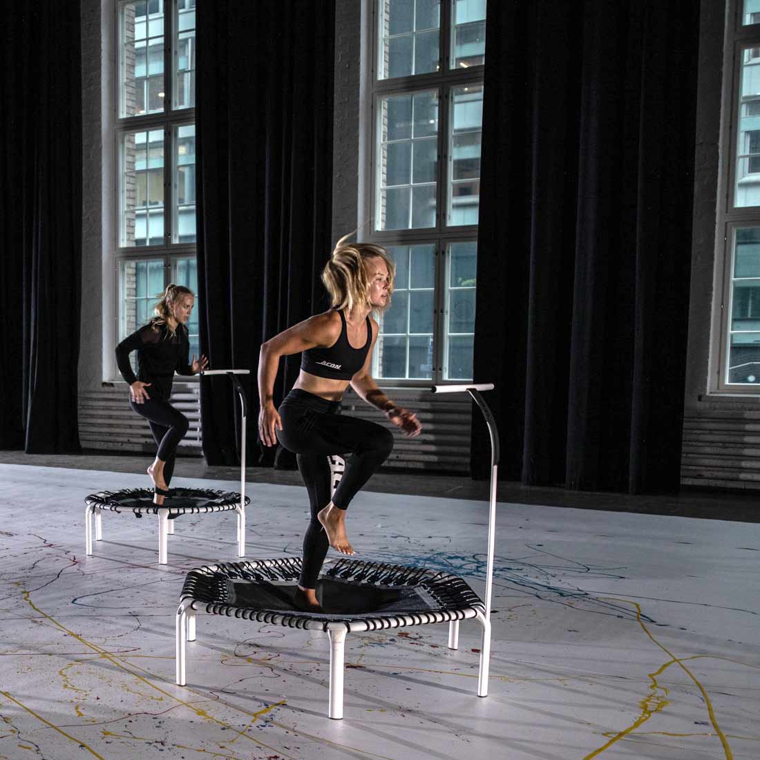Träning Acon FIT 1,41 m med vit Hexagon-trampolin.