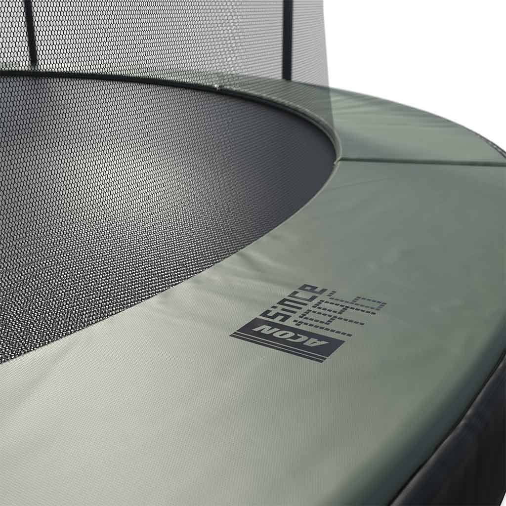 Detalj av ACON Air 4,6m studsmatta med Premium Enclosure, detalj i säkerhetspolstring.