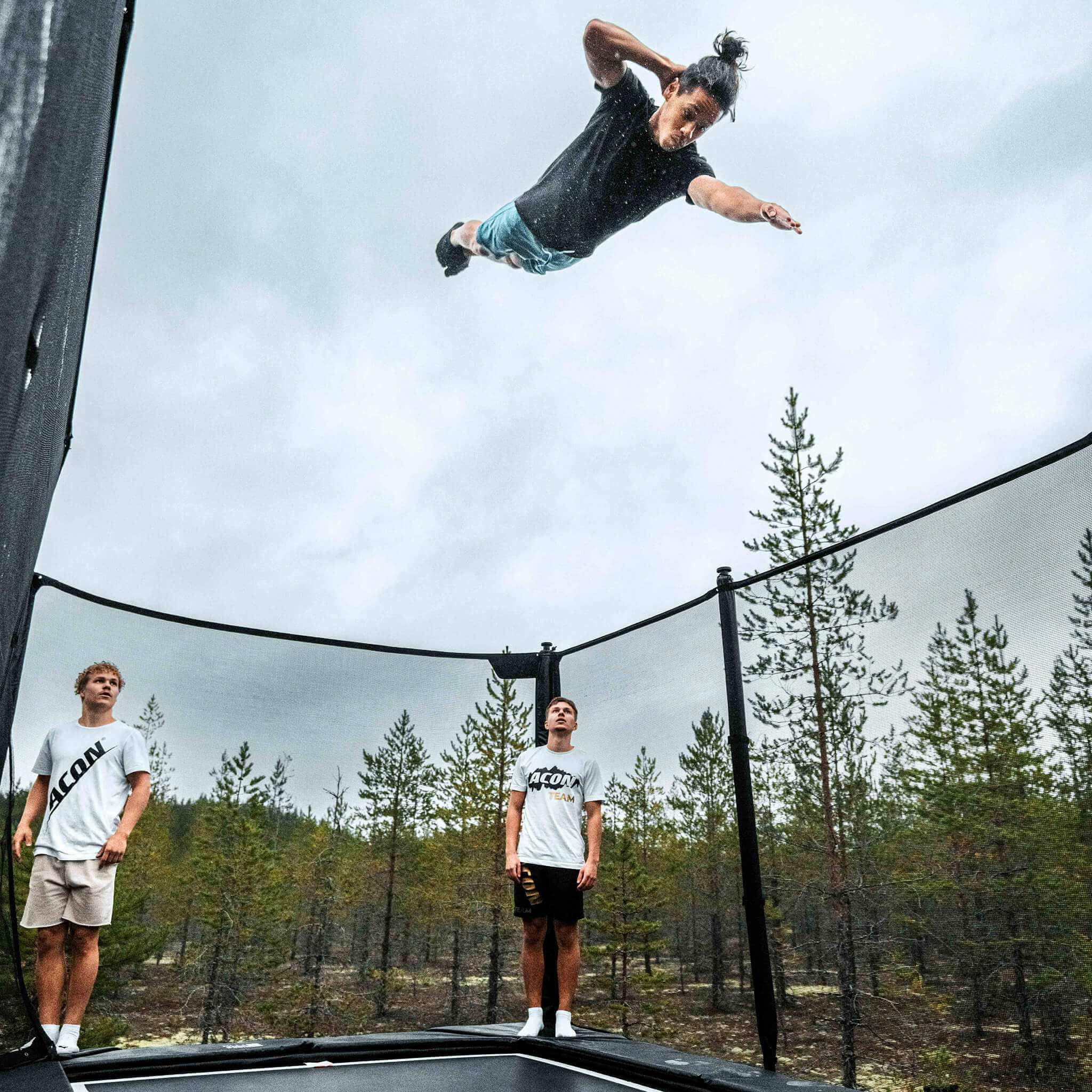 Studsmatta trickare och hans kompisar som publik på en Acon X-trampolin.