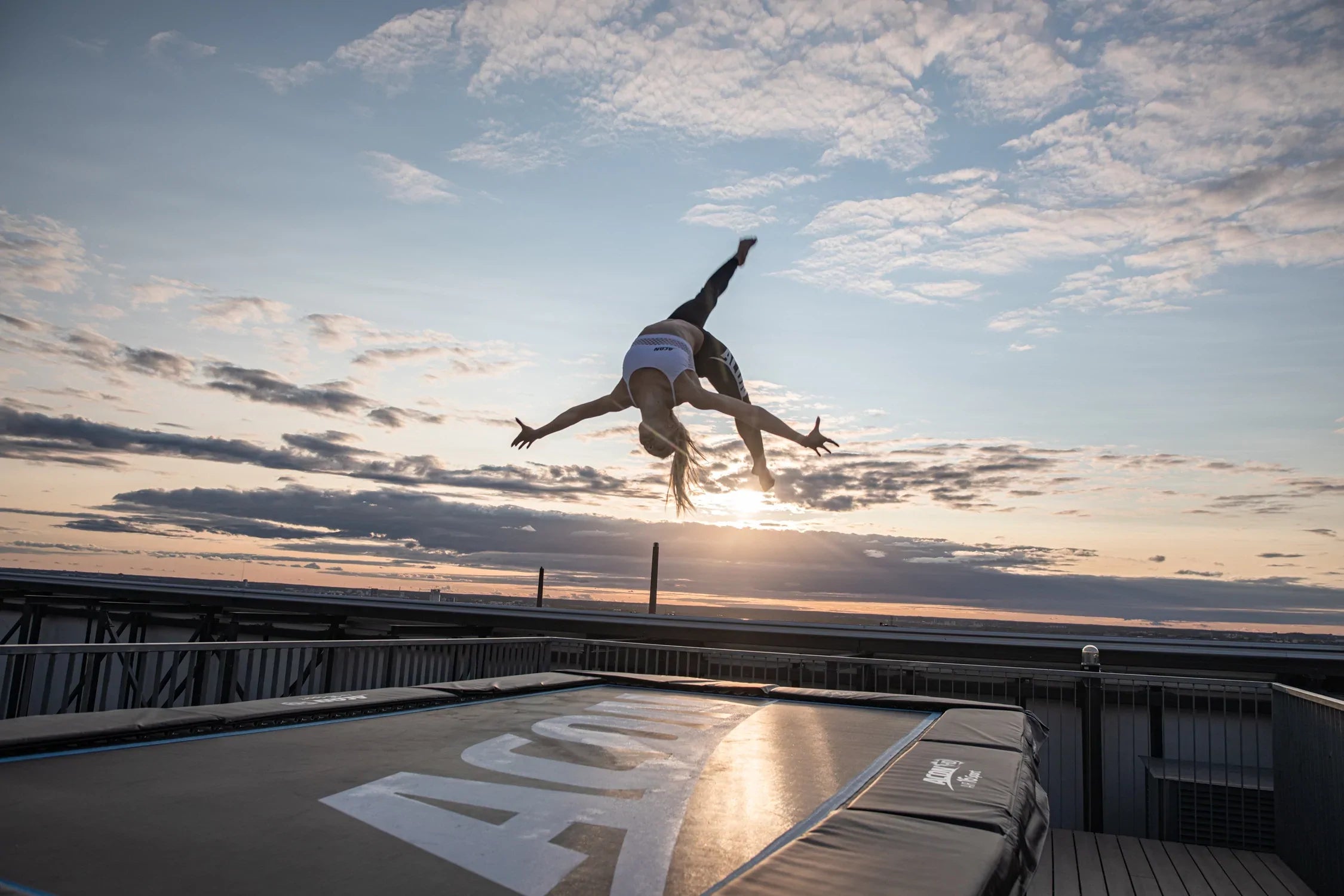 En kvinna hoppar på en rektangulär 16HD trampolin.