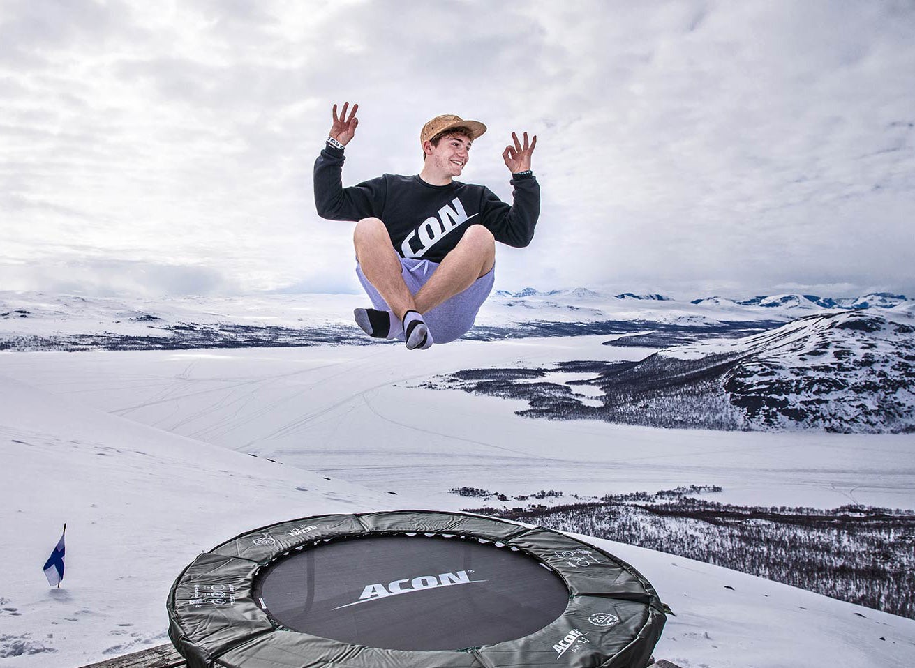 Glad yoga lotuspose trampolinhoppare i ett lappländskt landskap